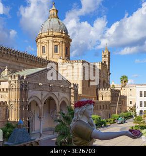 E le complexe de la cathédrale de Palerme - y compris son dôme néoclassique et sa tour arabo-normande - encadré par une sculpture contemporaine possiblement liée au p de la ville Banque D'Images