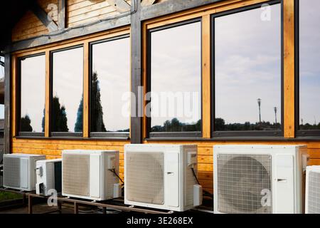 Des unités extérieures de climatisation commerciale, de ventilation et de réfrigération sont installées sur le mur arrière d'un bâtiment commercial Banque D'Images