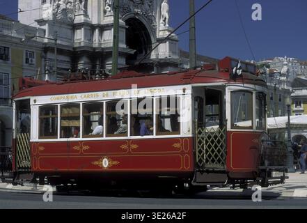 Tradtional funiculaire Tram et train dans le centre-ville de Lisbonne au Portugal en Europe Banque D'Images
