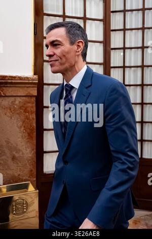 Madrid, Espagne. 18 mars 2026. Le premier ministre espagnol Pedro Sanchez est vu quitter le Congrès espagnol des députés pendant la session plénière. Au cours de la séance, le premier ministre informe les législateurs de la position de l'Espagne concernant la guerre en Iran. Crédit : SOPA images Limited/Alamy Live News Banque D'Images
