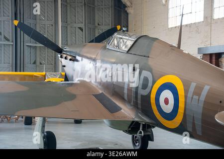 IWM Duxford Summer Airshow - vue rapprochée d'un chasseur britannique restauré de la seconde Guerre mondiale avec un emblème de la cocarde, une peinture de camouflage et une hélice, Banque D'Images