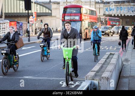 Cyclistes faisant du vélo tout en faisant la navette dans la circulation urbaine dans la ville de londres Banque D'Images