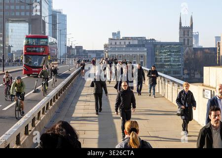 London Bridge navetteurs marchant et cyclant à londres Banque D'Images