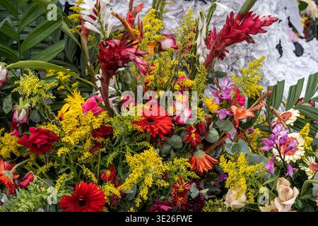 Festival de Flores - Antigua Guatemala - bouquet coloré de fleurs mélangées avec gerbera rouge, roses, solidago jaune et fleurs tropicales au milieu des lus Banque D'Images