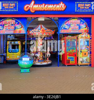 Nessa's Slots amusement arcade sur la promenade de Whitmore Bay, Barry Island, Vale of Glamorgan, pays de Galles du Sud, Royaume-Uni Banque D'Images