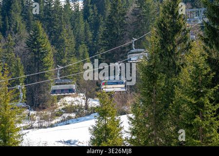 Oberjoch, Bavière, Allemagne - 18 mars 2026 : télésiège dans la station de ski Oberjoch à Allgäu, Bavière. Le système de remontées mécaniques traverse les pistes alpines enneigées et combine les sports d'hiver avec un paysage montagneux impressionnant et une toile de fond naturelle *** Sessellift im Skigebiet Oberjoch im Allgäu, Bayern. Die Liftanlage führt durch verschneite Alpenhänge und verbindet Wintersport mit beeindruckender Berglandschaft und Naturkulisse Banque D'Images