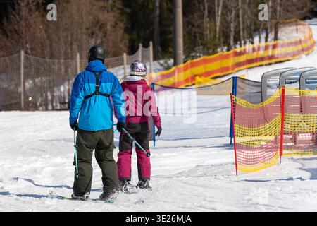 Oberjoch, Bavière, Allemagne - 18 mars 2026 : deux skieurs sur les pistes de la station de ski Oberjoch dans le Allgäu. Les sports d'hiver dans un paysage alpin combinent exercice, nature et expériences partagées dans la neige *** Zwei Skifahrer im Skigebiet Oberjoch im Allgäu unterwegs auf der piste. Sports d'hiver in alpiner Landschaft verbindet Bewegung, Natur und gemeinsame Erlebnisse im Schnee Banque D'Images