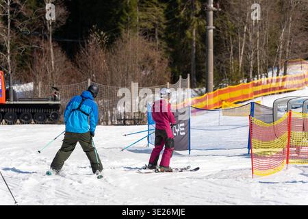 Oberjoch, Bavière, Allemagne - 18 mars 2026 : deux skieurs sur les pistes de la station de ski Oberjoch dans le Allgäu. Les sports d'hiver dans un paysage alpin combinent exercice, nature et expériences partagées dans la neige *** Zwei Skifahrer im Skigebiet Oberjoch im Allgäu unterwegs auf der piste. Sports d'hiver in alpiner Landschaft verbindet Bewegung, Natur und gemeinsame Erlebnisse im Schnee Banque D'Images