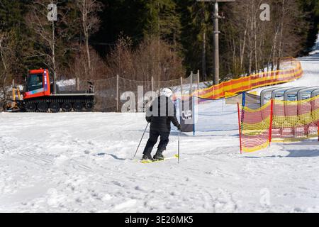 Oberjoch, Bavière, Allemagne - 18 mars 2026 : skieurs dans la station de ski Oberjoch dans le Allgäu. Sports d'hiver dans un environnement alpin avec des pistes sécurisées, une destination populaire pour les vacances de ski et les activités sportives dans la neige *** Skifahrer im Skigebiet Oberjoch im Allgäu. Wintersport in alpiner Umgebung mit gesicherten Pisten, ein Beliebtes Ziel für Skiurlaub und sportliche Aktivitäten im Schnee Banque D'Images