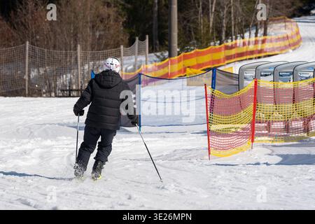 Oberjoch, Bavière, Allemagne - 18 mars 2026 : skieurs dans la station de ski Oberjoch dans le Allgäu. Sports d'hiver dans un environnement alpin avec des pistes sécurisées, une destination populaire pour les vacances de ski et les activités sportives dans la neige *** Skifahrer im Skigebiet Oberjoch im Allgäu. Wintersport in alpiner Umgebung mit gesicherten Pisten, ein Beliebtes Ziel für Skiurlaub und sportliche Aktivitäten im Schnee Banque D'Images