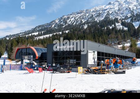 Oberjoch, Bavière, Allemagne - 18 mars 2026 : station de la vallée de Wiedhagbahn dans la station de ski Oberjoch à Allgäu, Bavière. Système de remontées mécaniques moderne en toile de fond alpine avec des montagnes enneigées, une destination populaire pour les sports d'hiver et les vacances dans les Alpes *** Talstation der Wiedhagbahn im Skigebiet Oberjoch im Allgäu, Bayern. Moderne Liftanlage vor alpiner Kulisse mit verschneiten Bergen, ein Beliebtes Ziel für Wintersport und Urlaub in den Alpen Banque D'Images