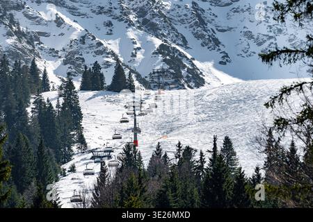 Oberjoch, Bavière, Allemagne - 18 mars 2026 : télésiège dans la station de ski Oberjoch à Allgäu, Bavière. Le système de remontées mécaniques traverse les pistes alpines enneigées et combine les sports d'hiver avec un paysage montagneux impressionnant et une toile de fond naturelle *** Sessellift im Skigebiet Oberjoch im Allgäu, Bayern. Die Liftanlage führt durch verschneite Alpenhänge und verbindet Wintersport mit beeindruckender Berglandschaft und Naturkulisse Banque D'Images