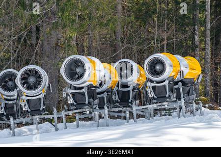 Oberjoch, Bavière, Allemagne - 18 mars 2026 : les canons à neige de la station de ski Oberjoch dans le Allgäu fournissent de la neige artificielle aux pistes. La technologie moderne d'enneigement permet de pratiquer des sports d'hiver malgré les conditions de neige fluctuantes dans les Alpes *** Schneekanonen im Skigebiet Oberjoch im Allgäu sichern die Pisten mit Kunstschnee. Moderne Beschneiungstechnik ermöglicht Wintersport trotz schwankender Schneeverhältnisse in den Alpen Banque D'Images