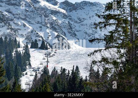Oberjoch, Bavière, Allemagne - 18 mars 2026 : télésiège dans la station de ski Oberjoch à Allgäu, Bavière. Le système de remontées mécaniques traverse les pistes alpines enneigées et combine les sports d'hiver avec un paysage montagneux impressionnant et une toile de fond naturelle *** Sessellift im Skigebiet Oberjoch im Allgäu, Bayern. Die Liftanlage führt durch verschneite Alpenhänge und verbindet Wintersport mit beeindruckender Berglandschaft und Naturkulisse Banque D'Images