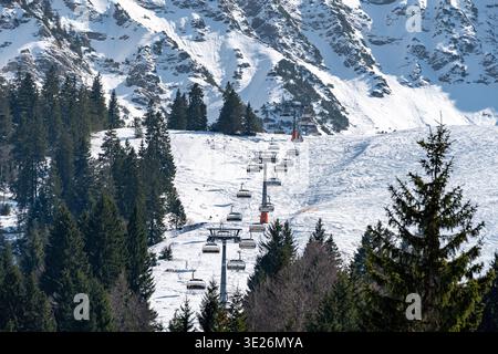 Oberjoch, Bavière, Allemagne - 18 mars 2026 : télésiège dans la station de ski Oberjoch à Allgäu, Bavière. Le système de remontées mécaniques traverse les pistes alpines enneigées et combine les sports d'hiver avec un paysage montagneux impressionnant et une toile de fond naturelle *** Sessellift im Skigebiet Oberjoch im Allgäu, Bayern. Die Liftanlage führt durch verschneite Alpenhänge und verbindet Wintersport mit beeindruckender Berglandschaft und Naturkulisse Banque D'Images