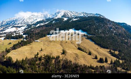 Oberjoch, Bavière, Allemagne 18 mars 2026 : vue aérienne d'un paysage montagneux alpin près d'Oberjoch dans la région de Allgäu en Bavière. Prairies, forêts et sommets enneigés dominent le panorama, capturant la transition typique de l'hiver au printemps dans les Alpes *** Luftaufnahme einer alpinen Berglandschaft BEI Oberjoch im Allgäu dans le Bayern. Wiesen, Wälder und schneebedeckte Gipfel prägen das Panorama und zeigen die typische Übergangszeit zwischen Winter und Frühling in den Alpen Banque D'Images