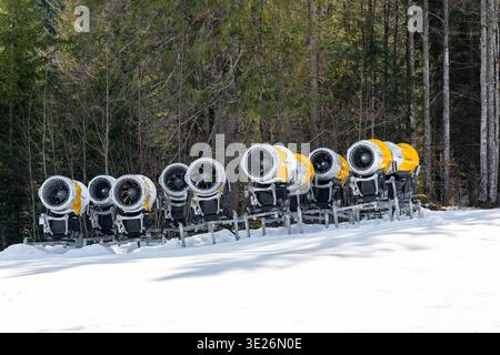 Oberjoch, Bavière, Allemagne - 18 mars 2026 : les canons à neige de la station de ski Oberjoch dans le Allgäu fournissent de la neige artificielle aux pistes. La technologie moderne d'enneigement permet de pratiquer des sports d'hiver malgré les conditions de neige fluctuantes dans les Alpes *** Schneekanonen im Skigebiet Oberjoch im Allgäu sichern die Pisten mit Kunstschnee. Moderne Beschneiungstechnik ermöglicht Wintersport trotz schwankender Schneeverhältnisse in den Alpen Banque D'Images