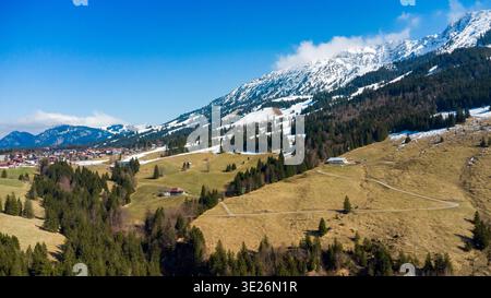Oberjoch, Bavière, Allemagne 18 mars 2026 : vue aérienne d'un paysage montagneux alpin près d'Oberjoch dans la région de Allgäu en Bavière. Prairies, forêts et sommets enneigés dominent le panorama, capturant la transition typique de l'hiver au printemps dans les Alpes *** Luftaufnahme einer alpinen Berglandschaft BEI Oberjoch im Allgäu dans le Bayern. Wiesen, Wälder und schneebedeckte Gipfel prägen das Panorama und zeigen die typische Übergangszeit zwischen Winter und Frühling in den Alpen Banque D'Images