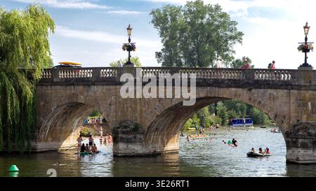 Les gens nagent, font du canotage et du paddle board sur la Tamise et bronzent sur une rive de sable à Wallingford pendant l'été Banque D'Images
