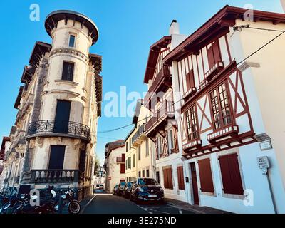 Bâtiments à colombages de la vieille ville ; Saint Jean de Luz, France, Banque D'Images