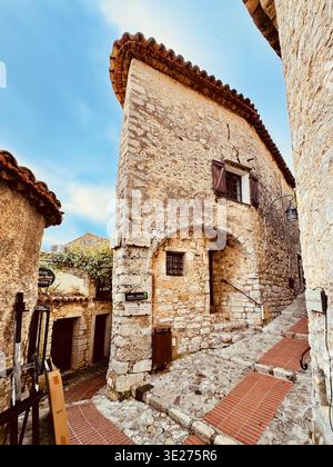 Bâtiments historiques étroits sur la rue principale, village médiéval d'Eze, France Banque D'Images