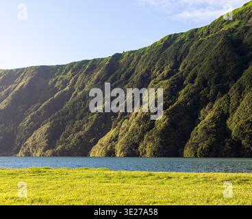 Lacs de cratère volcanique de Sete Cidades. Deux lagunes à l'intérieur de la caldeira sur l'île de Sao Miguel. Des collines verdoyantes entourent l'eau bleue. Banque D'Images