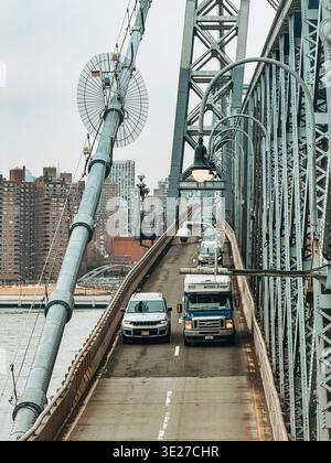 Trafic traversant le pont de Williamsburg avec une structure en acier et des câbles, reliant Brooklyn et Manhattan sur l'East River Banque D'Images
