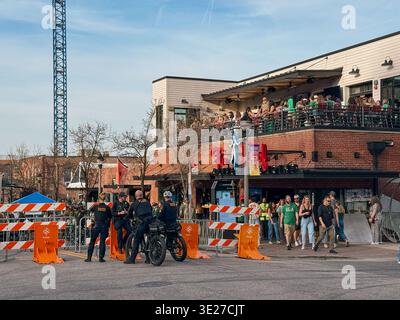 La police de Raleigh en patrouille à vélo gère les foules lors d’un événement organisé par Patrick’s Day sur Glenwood South au centre-ville de Raleigh Banque D'Images