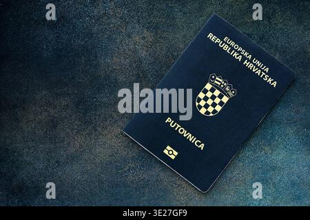 Passeport croate sur la table de près. Carnet officiel de documents d'identité pour les citoyens de Croatie. Concept de voyage et de tourisme en Croatie Banque D'Images