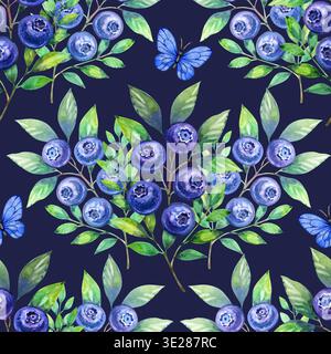 Charmant motif aquarelle avec des buissons de myrtilles luxuriants et de petits papillons bleus. Illustration botanique artistique avec des baies vibrantes et du vert Banque D'Images