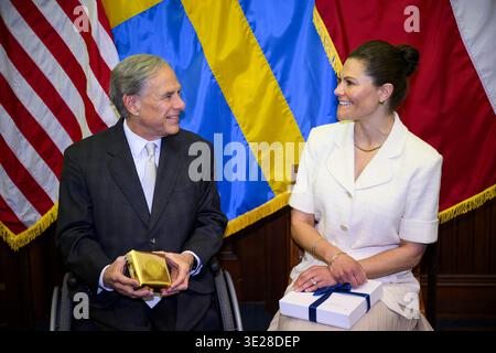 Austin, États-Unis. 18 mars 2026. Le gouverneur du Texas Greg Abbott et la princesse héritière Victoria de Suède échangent des cadeaux au capitole de l'État du Texas à Austin, aux États-Unis, le 18 mars 2026. Photo : Henrik Montgomery/TT/Code 10060 ce texte est traduit automatiquement crédit : TT News Agency/Alamy Live News Banque D'Images