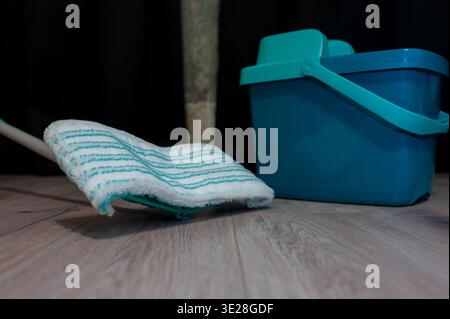 EQUIPEMENT pour nettoyer la maison dans le salon. Une serpillière et un seau sont utilisés comme outils de nettoyage ménager. Banque D'Images