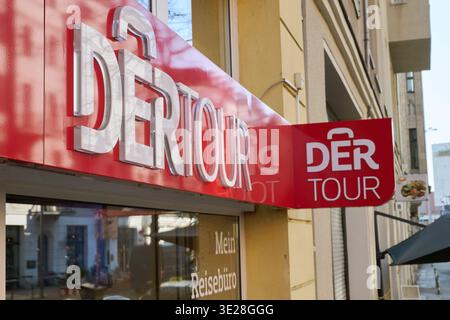 Berlin, Allemagne. 18 mars 2026. Le mot « détour » est écrit sur une agence de voyages. Crédit : Annette Riedl/dpa/Alamy Live News Banque D'Images