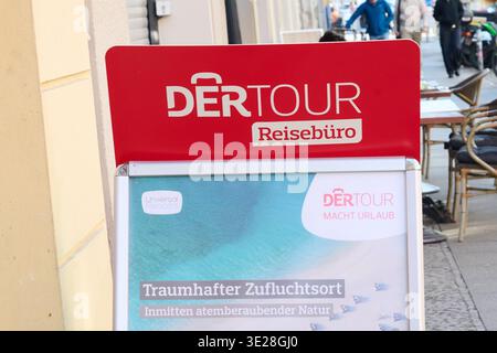 Berlin, Allemagne. 18 mars 2026. Un présentoir avec le logo « Detour » se dresse devant une agence de voyages. Crédit : Annette Riedl/dpa/Alamy Live News Banque D'Images