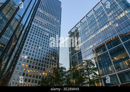 Gratte-ciel en verre moderne à Canary Wharf au crépuscule. Londres, Royaume-Uni, 23 juin 2023 Banque D'Images