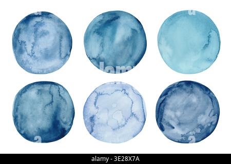 Ensemble de cercles bleus aquarelle. Blobs de cercle peints à la main isolés sur fond blanc. Collection de teintes rondes bleues de peinture aquarelle. Banque D'Images