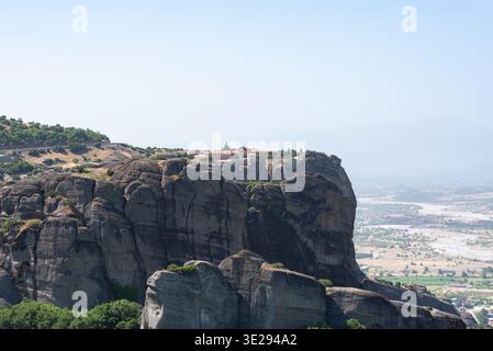 Météores, Trikala, Thessalie, Grèce - juin - 29 - 2021 - Un monastère orthodoxe grec au sommet des rochers. Banque D'Images