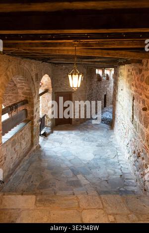 Météores, Trikala, Thessalie, Grèce - juin - 29 - 2021 - Un couloir de pierre à l'intérieur d'un monastère grec orthodoxe. Banque D'Images