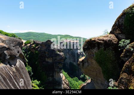 Météores, Trikala, Thessalie, Grèce - juin - 29 - 2021 - vue impressionnante depuis le monastère orthodoxe grec situé entre les rochers Banque D'Images
