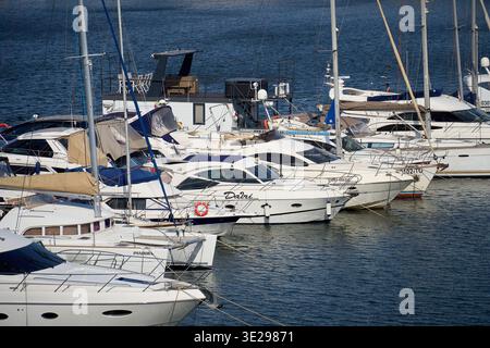 Bucarest, Roumanie. 18 mars 2026 : divers yachts de luxe, voiliers et bateaux à moteur amarrés à Tomis Marina, à Constanta, la plus grande ville roumaine Banque D'Images
