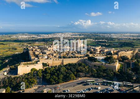 Vue aérienne des murs dorés embrassent la ville antique, forteresse debout fièrement contre le ciel Azur, un tableau intemporel de l'histoire et de la résilience, IR- Banque D'Images