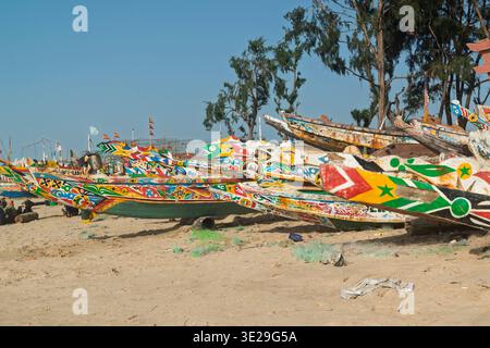 Plage remplie de bateaux de pêche en bois colorés (pirogues) à Kafountine, Sénégal Banque D'Images