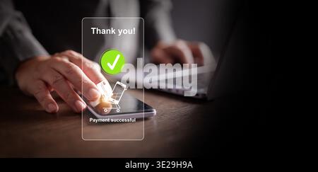 Concept de paiement en ligne. Main à l'aide d'un smartphone pour une transaction sécurisée. FinTech, e-commerce, technologie d'achat, banque électronique sécurisée sans fil tra Banque D'Images
