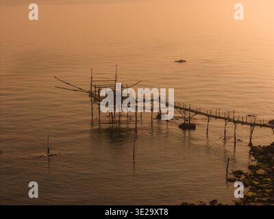Vue aérienne du Trabocco Turchino se dresse majestueusement contre la mer tranquille, sa structure en bois témoigne du temps, San Vito Chietino, Abruzz Banque D'Images