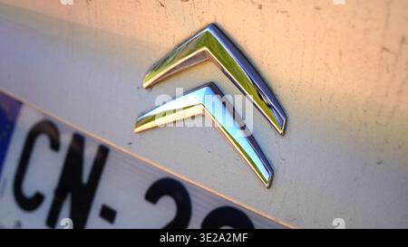 LYON, FRANCE - 19 MARS 2026 : logo Citroën double chevron chromé sur une carrosserie blanche Banque D'Images
