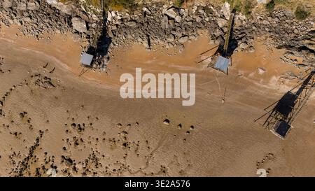 La Bernerie-en-Retz (nord-ouest de la France) : vue aérienne des filets plongeants carrés sur la plage de Boutinardière à marée basse. Vue sur la côte rocheuse, Banque D'Images