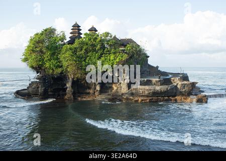 TABANAN, BALI, INDONÉSIE - 19 MARS 2026 : vue générale de l'emblématique temple Tanah Lot à Tabanan, Bali. Comme l'une des températures de mer les plus sacrées de l'île Banque D'Images