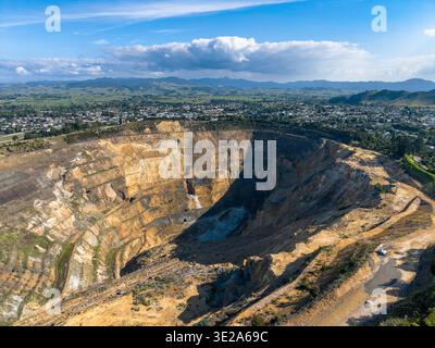 La mine géante Martha, une mine d'or à la périphérie de Waihi, Nouvelle-Zélande. Vue aérienne Banque D'Images