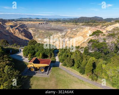 Une mine à ciel ouvert avec un camion de terrassement géant garé à côté. Mine Martha, Waihi, Nouvelle-Zélande Banque D'Images