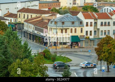 Vue sur la rue typique de la ville de l'Hôtel Grand Palace à Korca Albanie Banque D'Images